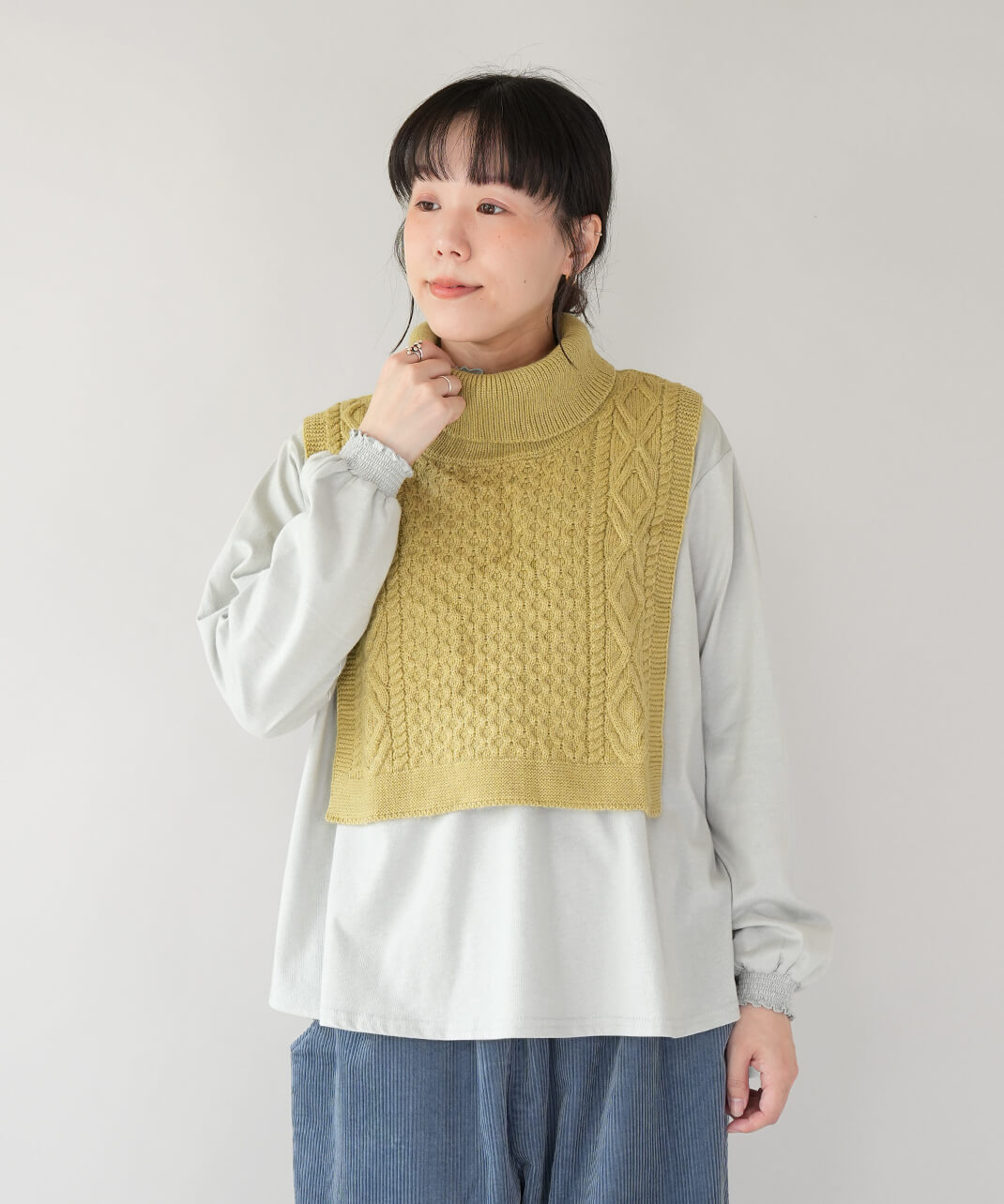 shesay冬にひと重ねアラン編みケープ　グリーン　コーデ