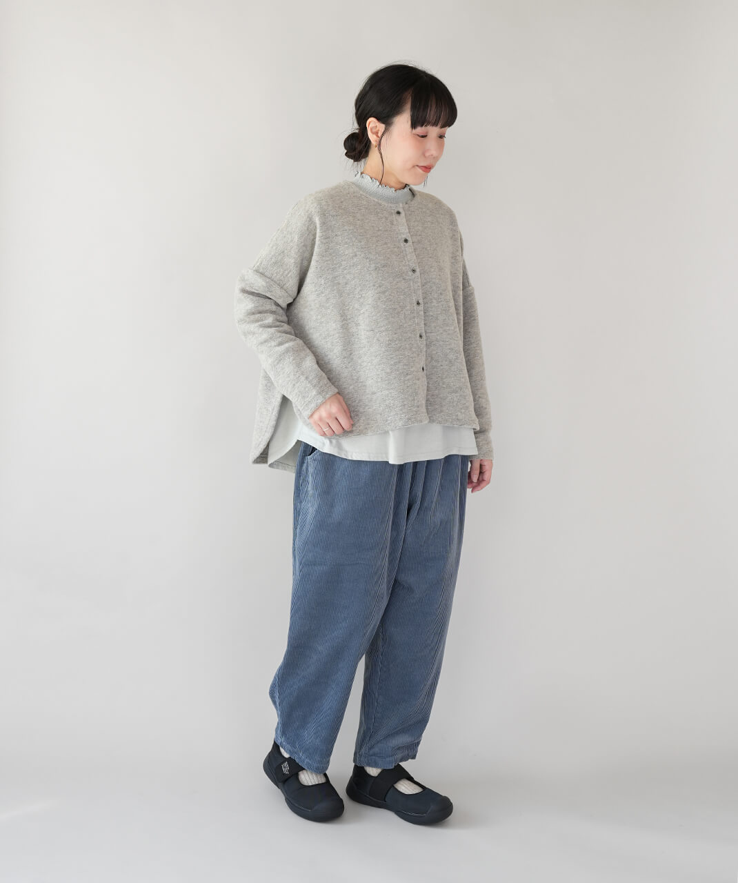 ista-ire×mumokuteki太畝コーデュロイ生地のistaパンツ　ブルー　コーデ
