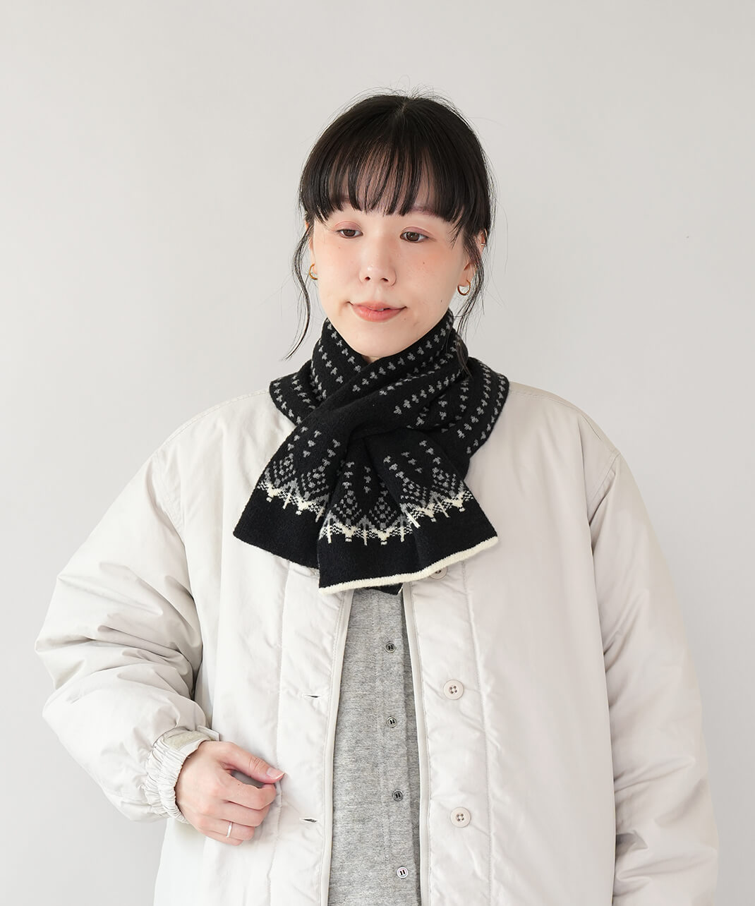 SUNNY NOMADO セルフヒーター加工リバーシブルで使えて洗えるノルディックマフラー ブラック　コーデ
