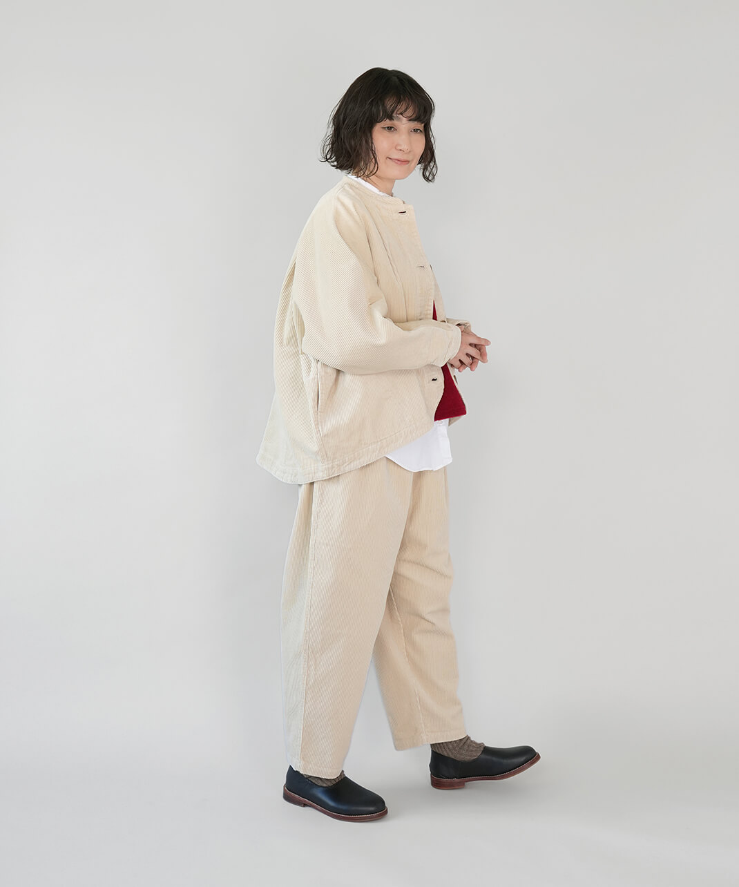 ista-ire×mumokuteki太畝コーデュロイ生地のistaパンツ　アイボリー　コーデ