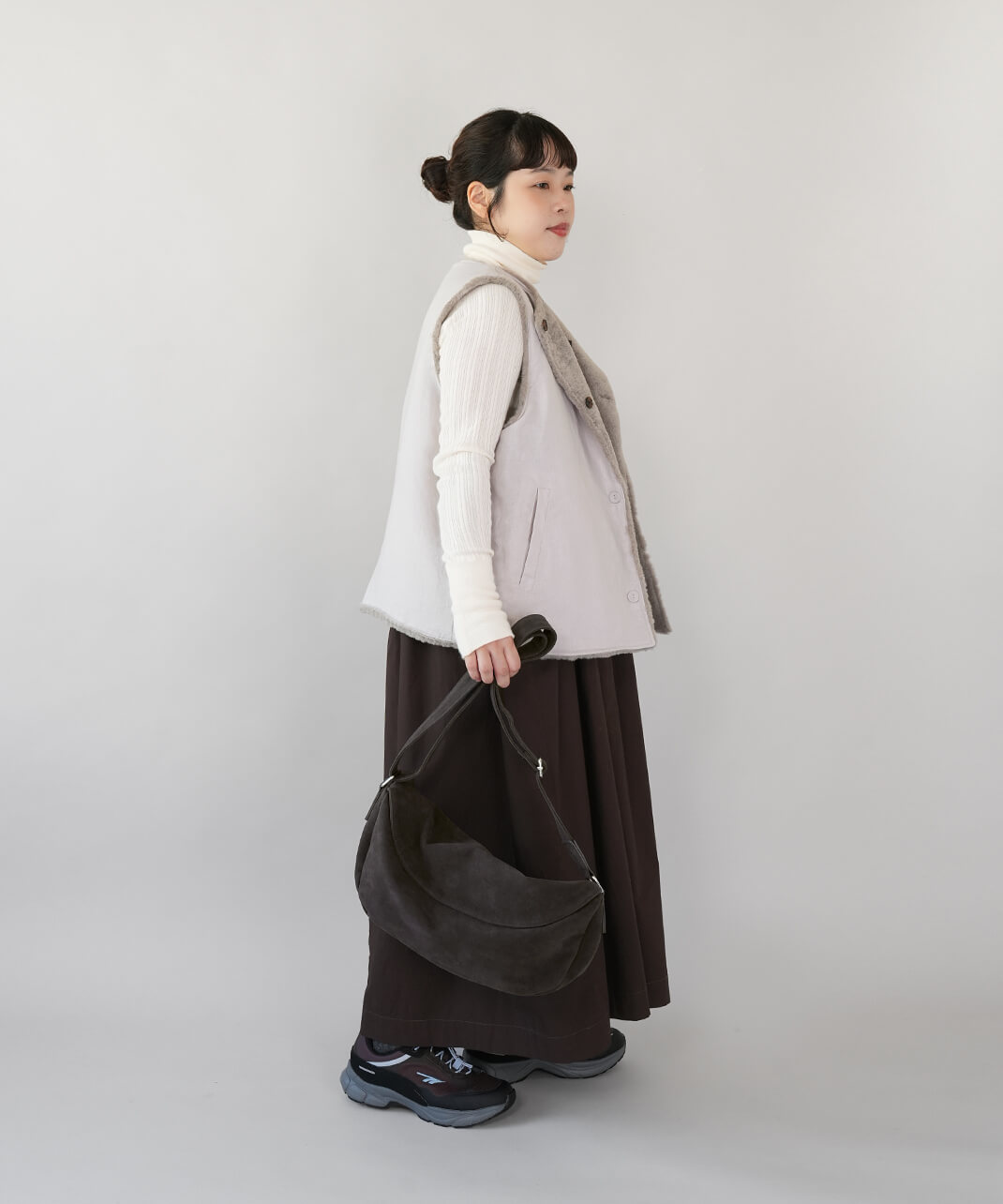 mumokuteki スウェードライクのフラップショルダーバッググレー チャコール　コーデ