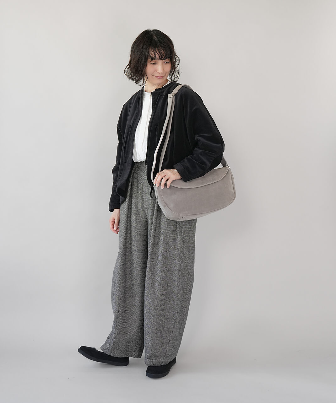 mumokuteki スウェードライクのフラップショルダーバッググレー グレー　コーデ