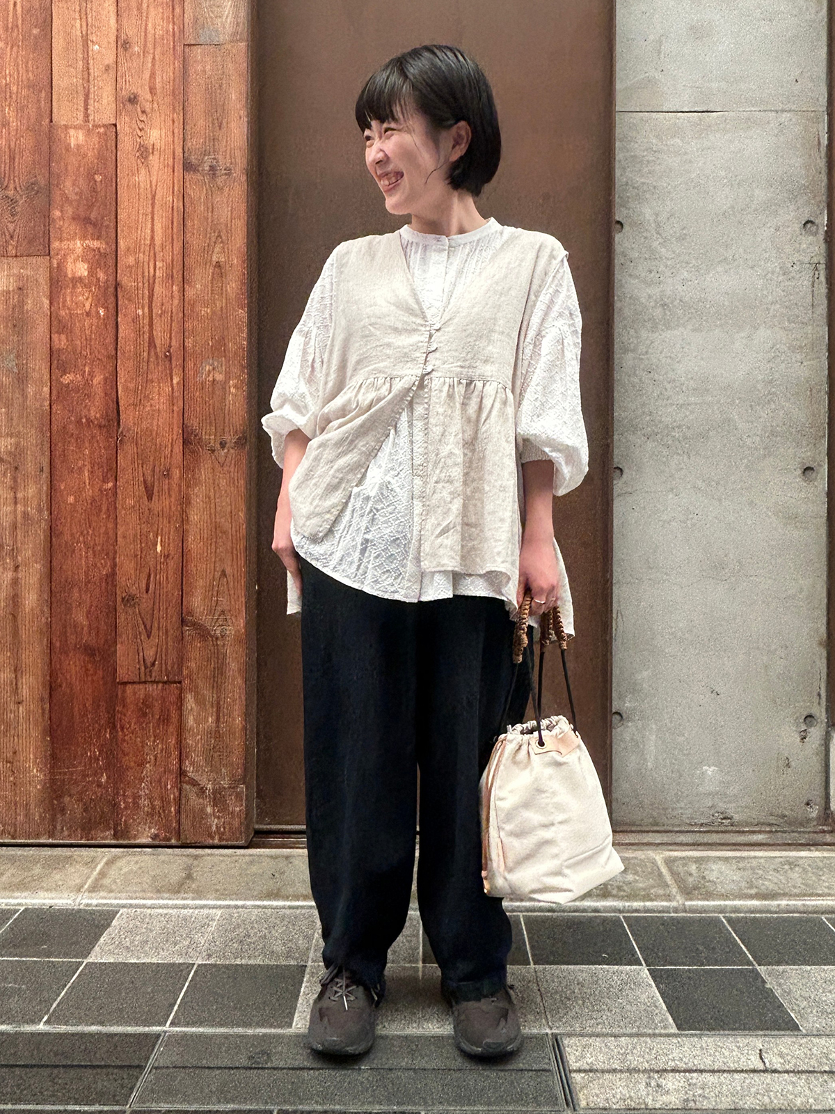 サークル刺繍のピンタックギャザーブラウスのスタッフコーディネート。身長152cm
