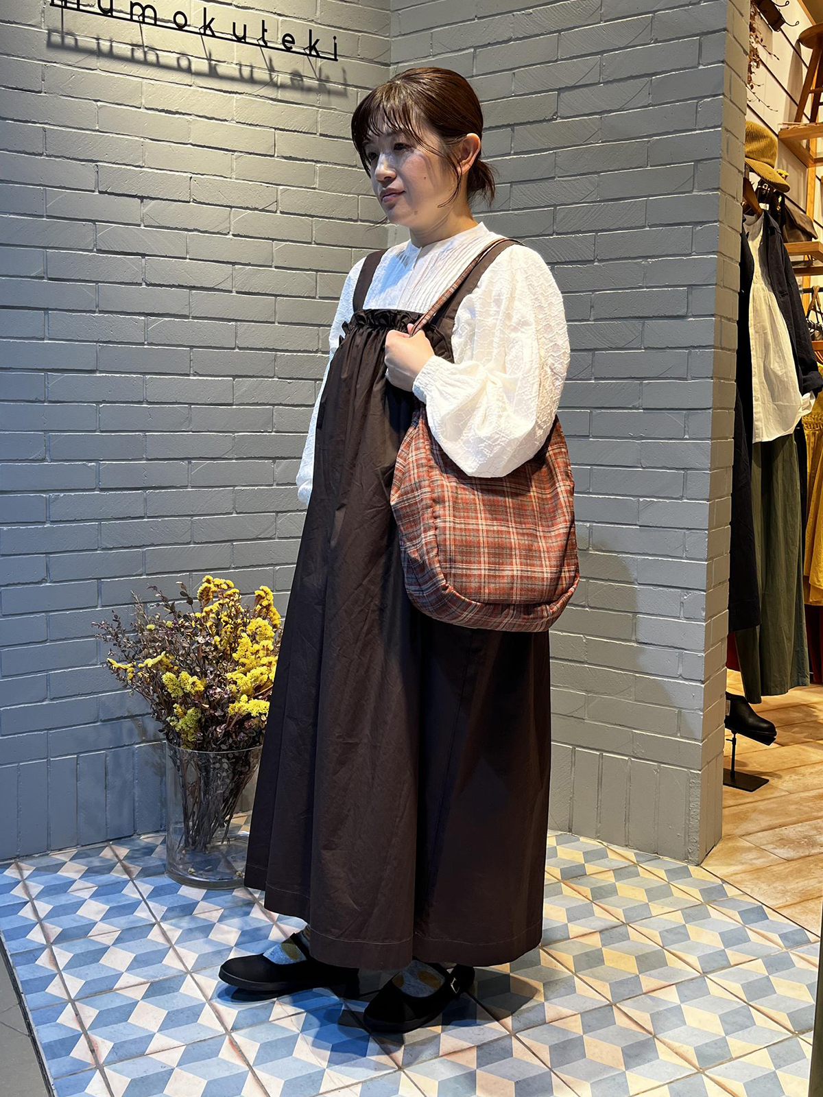 サークル刺繍のピンタックギャザーブラウスのスタッフコーディネート。身長155cm