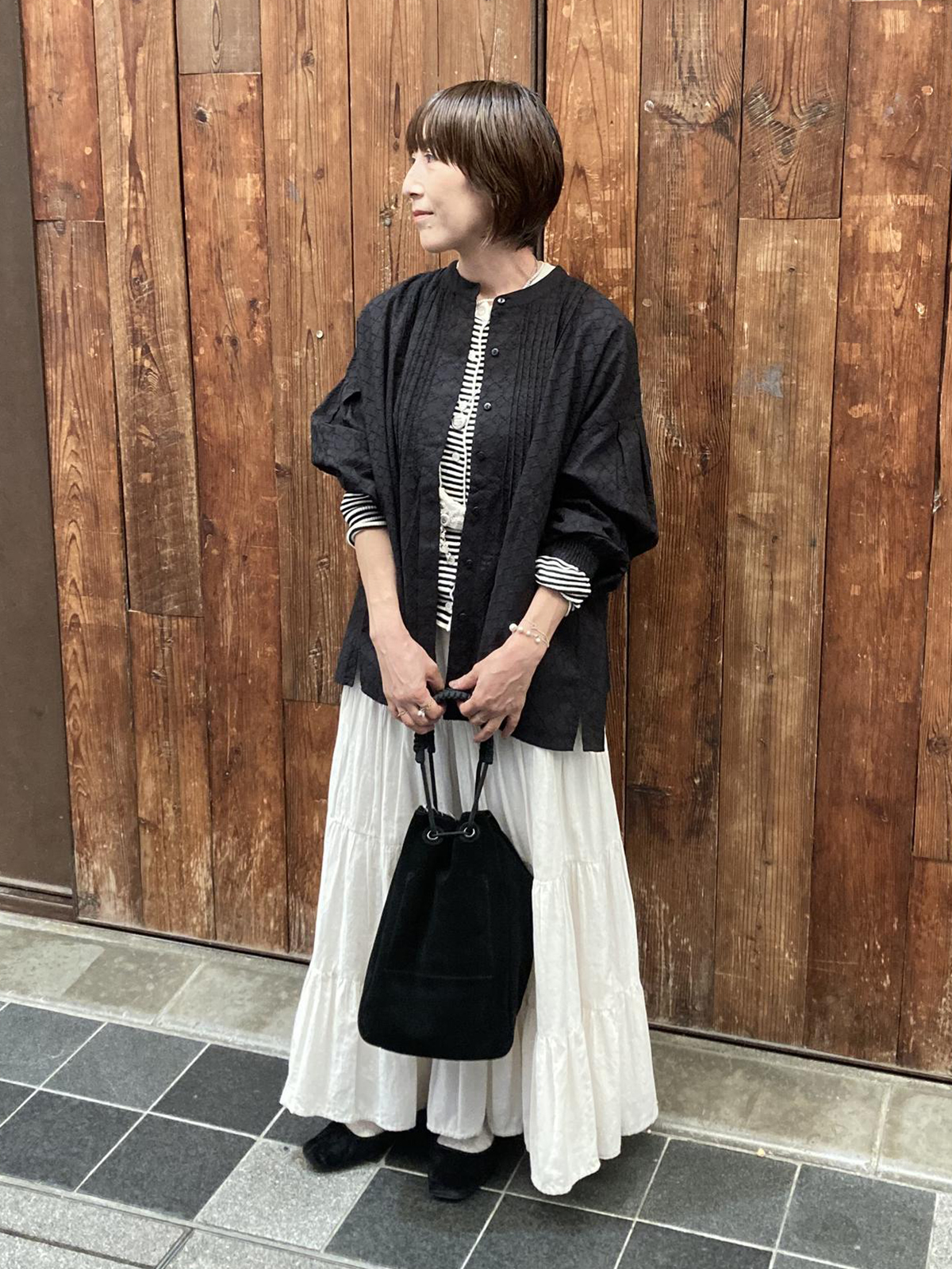 サークル刺繍のピンタックギャザーブラウスのスタッフコーディネート。身長158cm