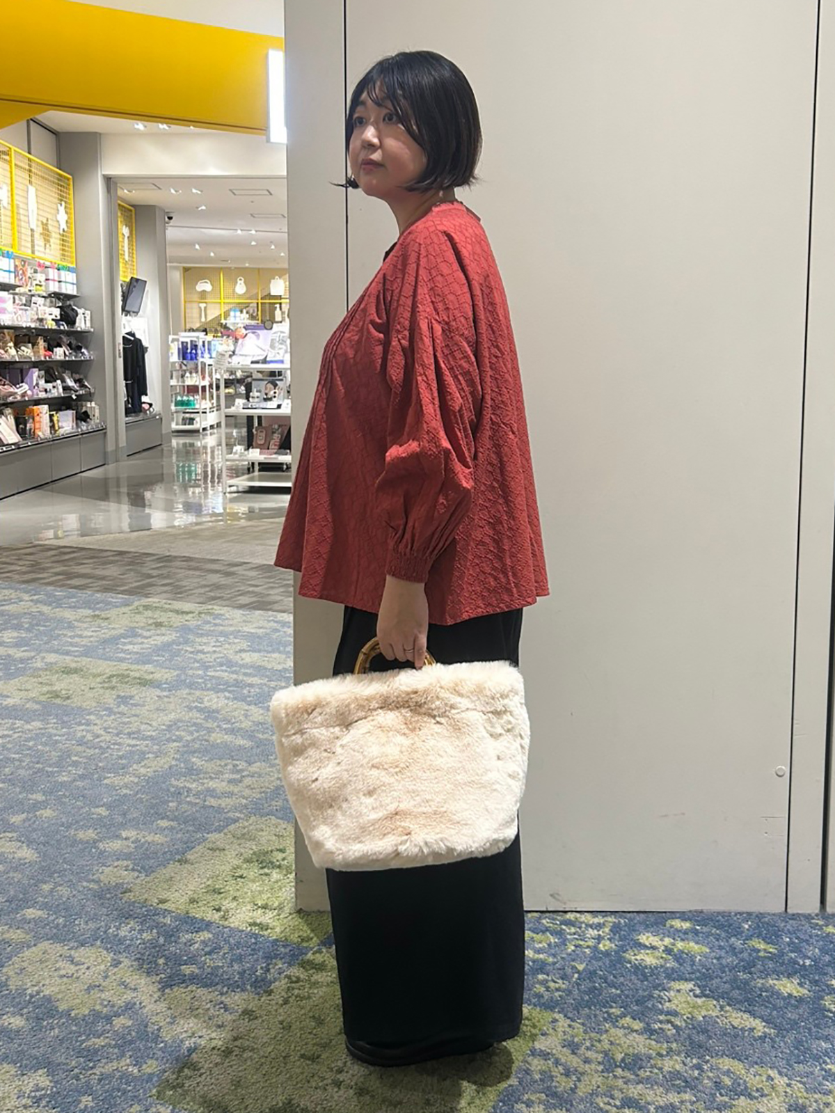 サークル刺繍のピンタックギャザーブラウスのスタッフコーディネート。身長160cm