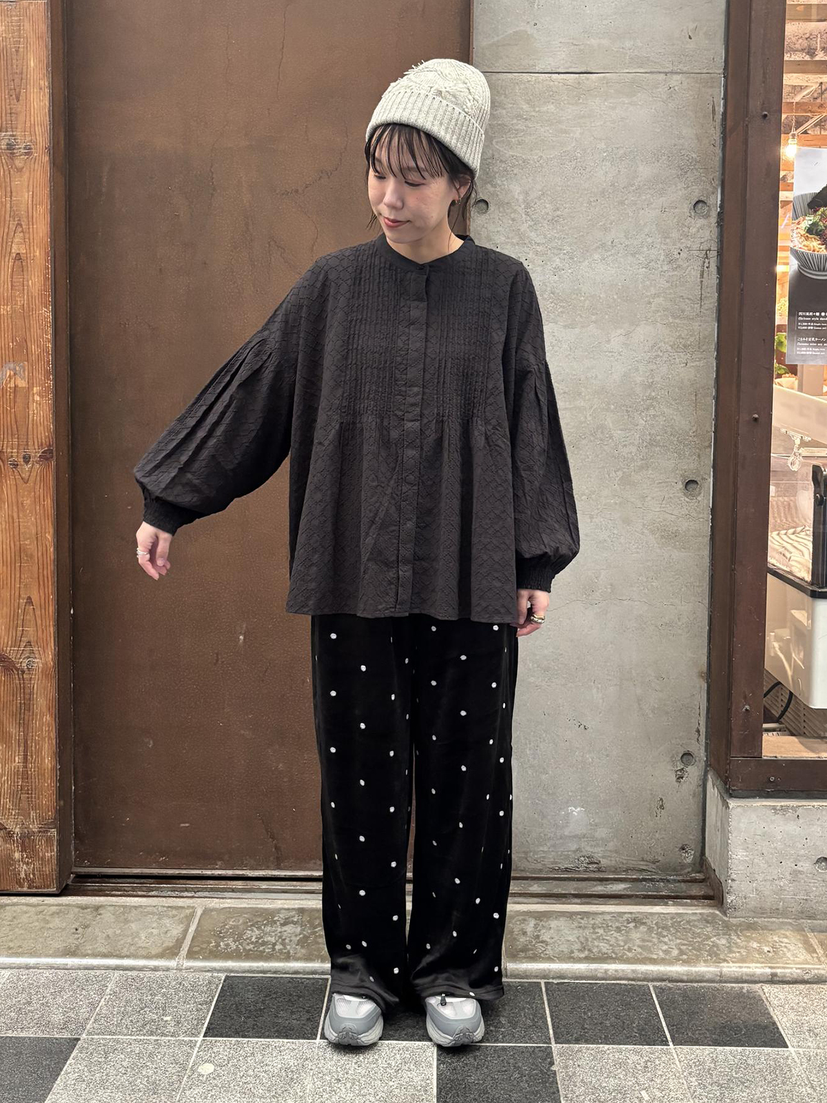 サークル刺繍のピンタックギャザーブラウスのスタッフコーディネート。身長160cm
