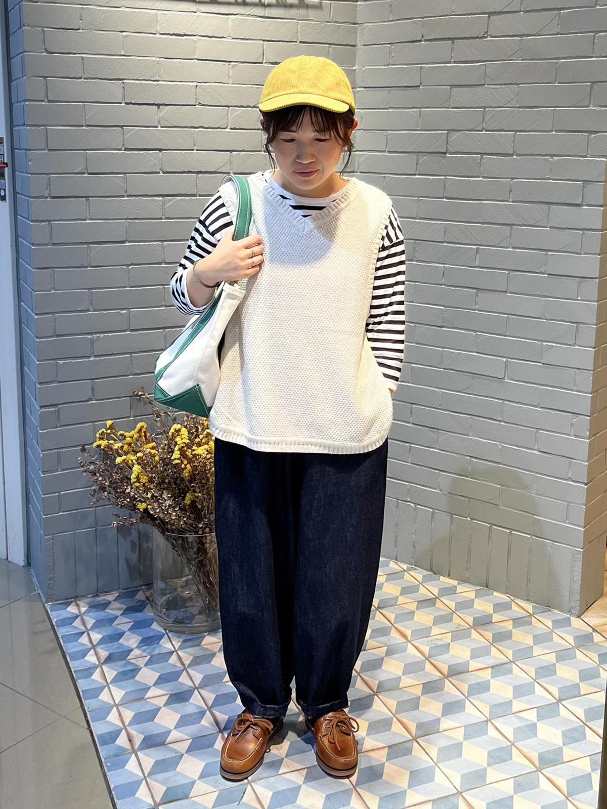 長さが選べる2サイズ展開のデニムコクーンパンツのスタッフコーディネート。身長155cm、着用サイズL