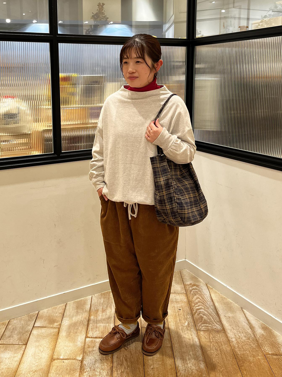 2WAYシルエットのボトルネックプルオーバーのスタッフコーディネート。身長155cm