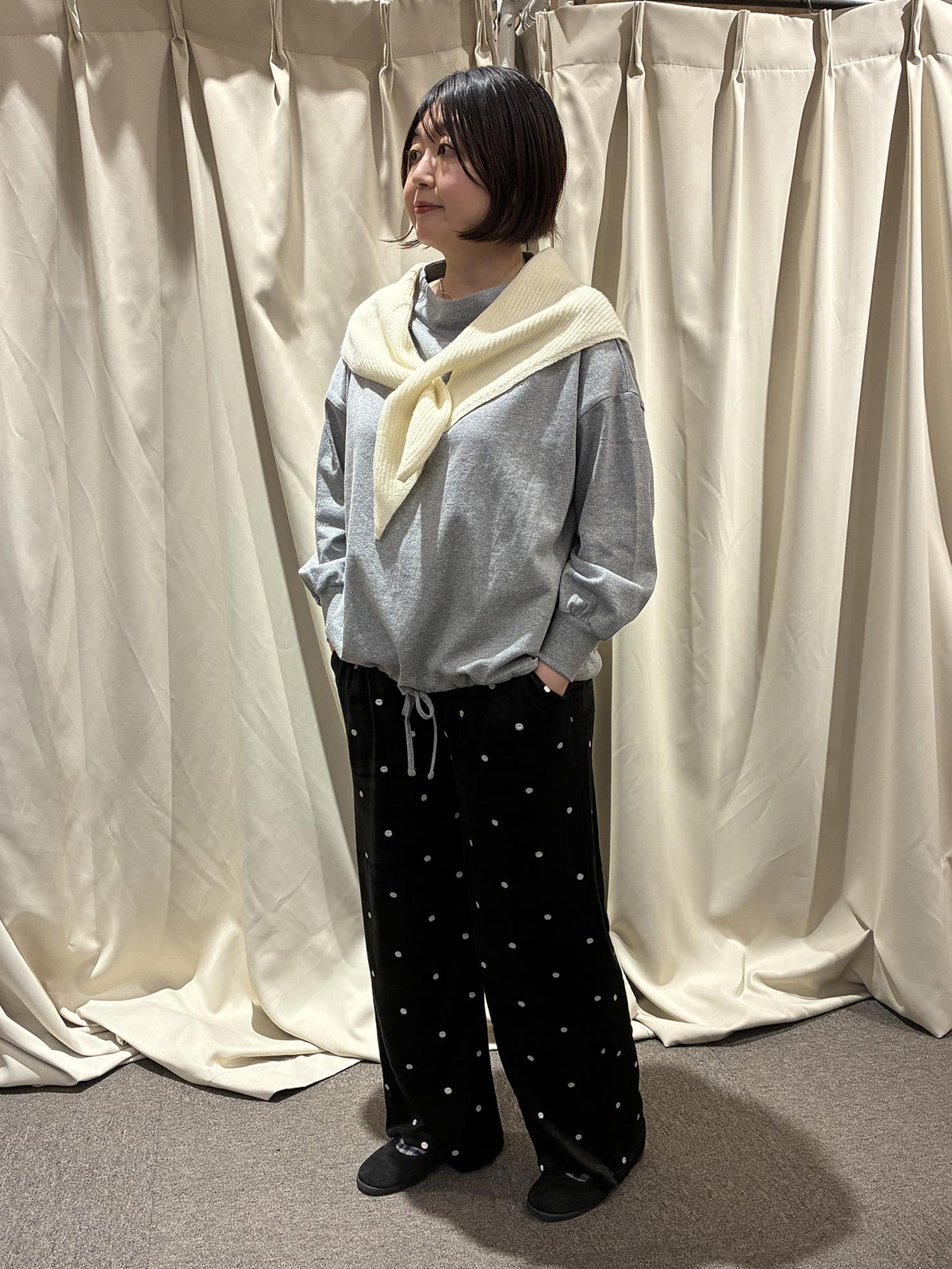 2WAYシルエットのボトルネックプルオーバーのスタッフコーディネート。身長160cm